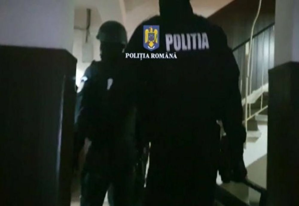 Captură impresionantă a polițiștilor suceveni: 7.120 de țigarete, 23.200 de articole pirotehnice și suma de 40.900 de lei