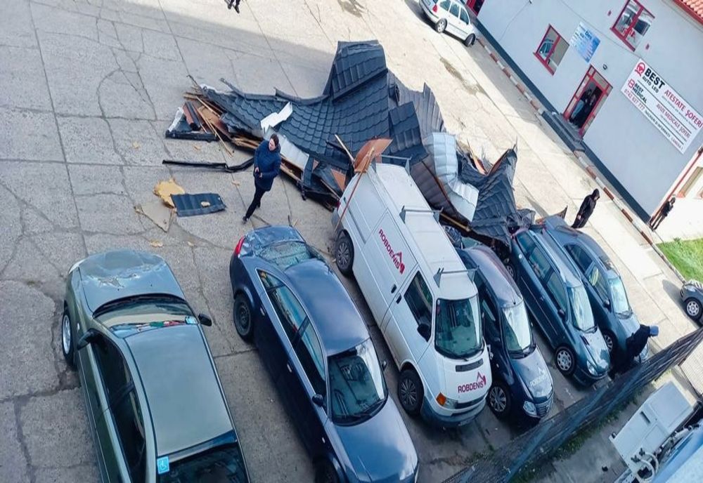 8 autoturisme avariate după ce acoperișul Jandarmeriei Suceava a fost smuls de vânt!