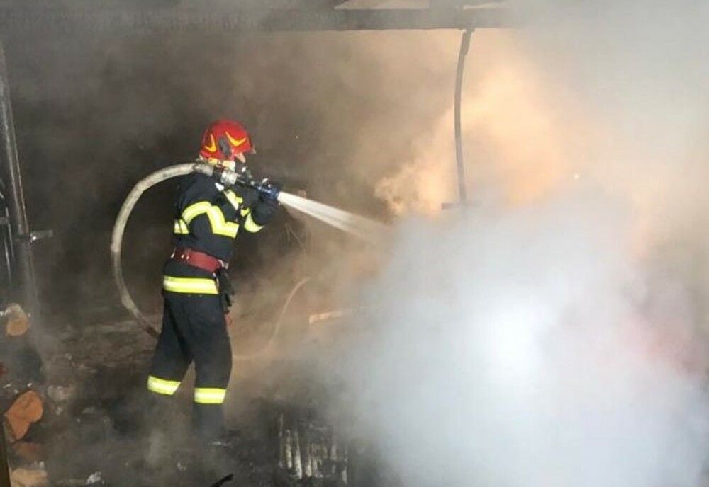 Gospodărie distrusă de foc în Humoreni