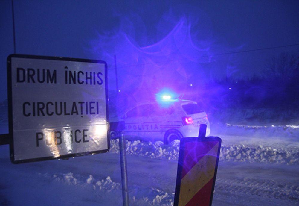 Peste 13 drumuri naționale ÎNCHISE în țară de ninsori și viscol - Se circulă în condiții de iarnă