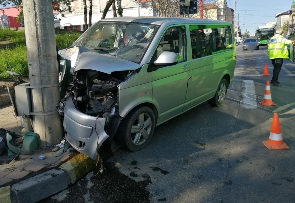 Patru copii și o femeie au ajuns la spital după ce un microbuz a intrat într-un stâlp