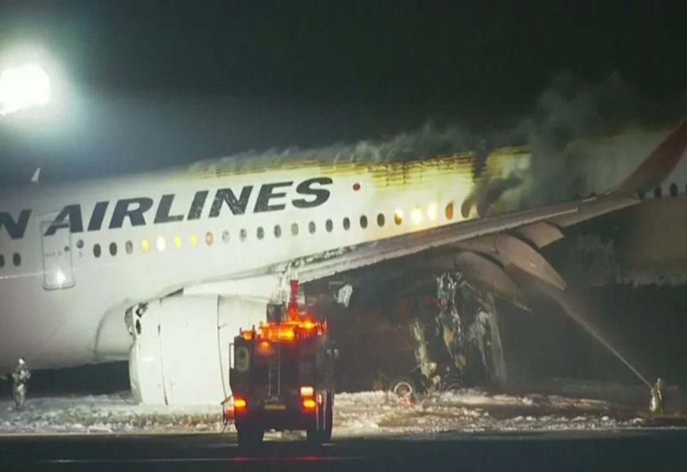 Un avion al Japan Airlines a luat foc pe pista aeroportului Haneda din Tokyo în urma coliziunii cu o aeronavă a Gărzii de Coastă