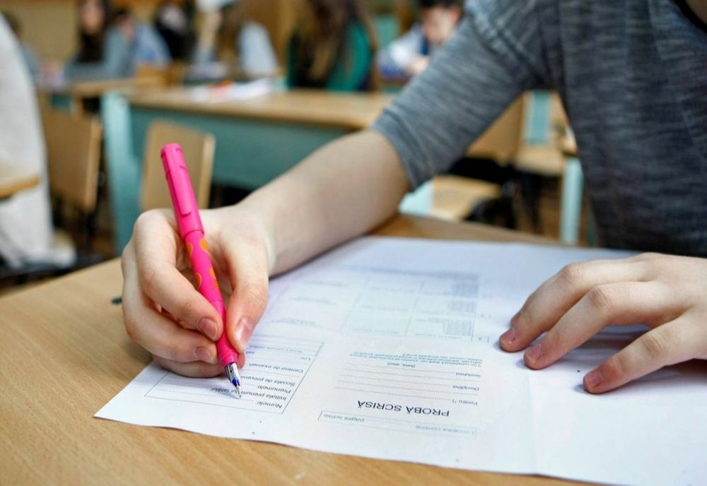 Simulare Evaluarea Națională 2024. Elevii de clasa a VIII-a susţin proba scrisă la Limba și literatura română. Lucrările vor fi corectate digital