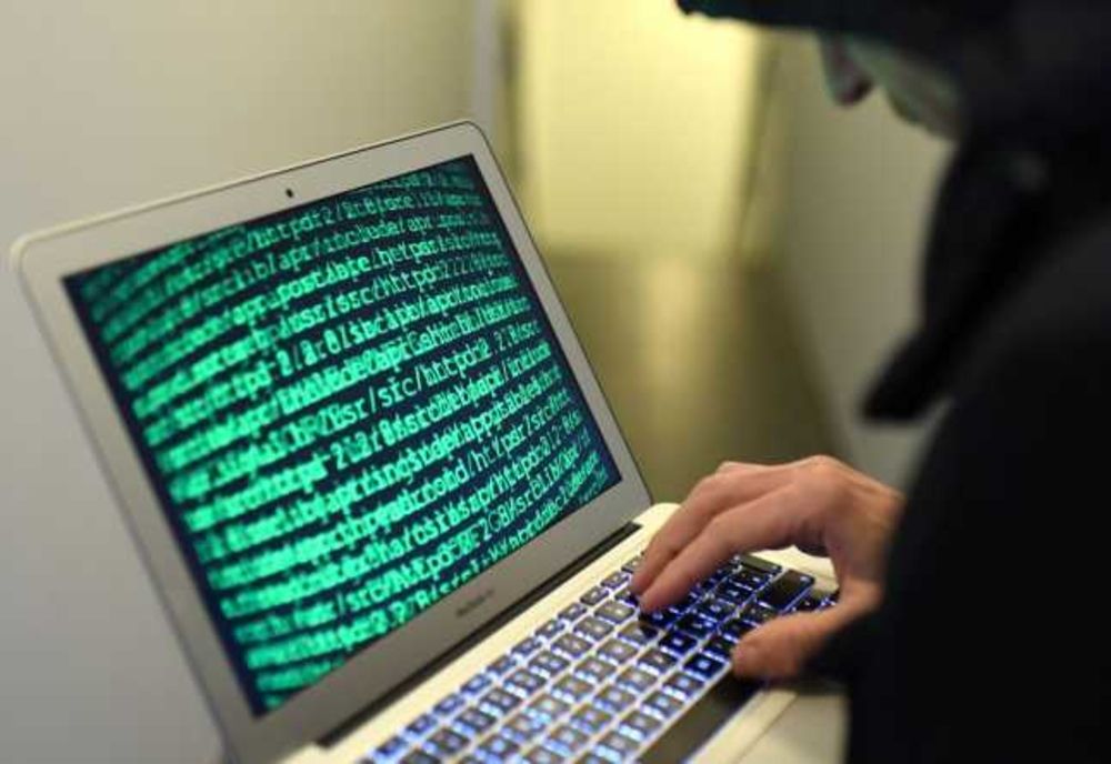 Avertismentul poliției: Un nou mod de înșelăciune, prin apeluri telefonice. Tehnologia prin care afișează numărul de telefon al instituțiilor de încredere