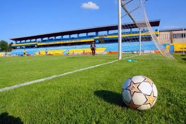 Meci politic pentru noul stadion al Sucevei. Primăria și Consiliul Județean joacă în echipe diferite, iar proiectul riscă să rămână fără teren