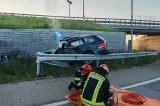 A murit după ce a intrat cu mașina în zidul unui sens giratoriu. Impact violent în județul Suceava