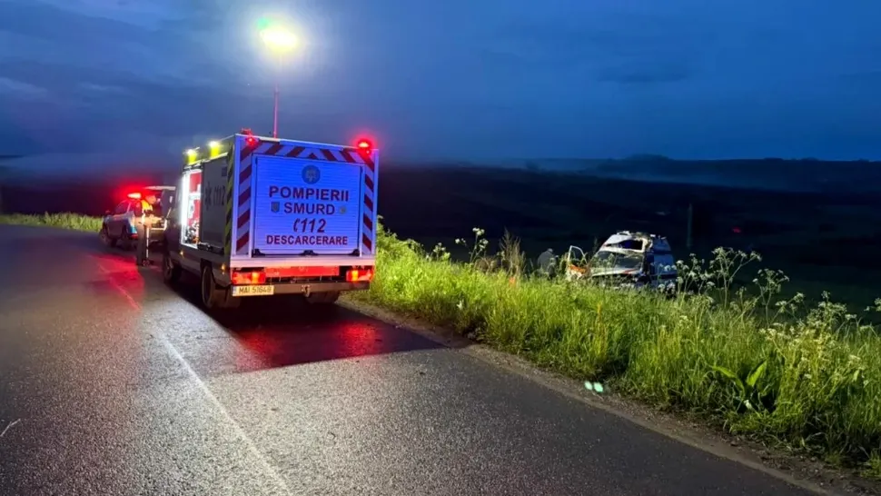 Accident rutier în Suceava: un bărbat a ajuns la spital după ciocnirea dintre un microbuz și o mașină