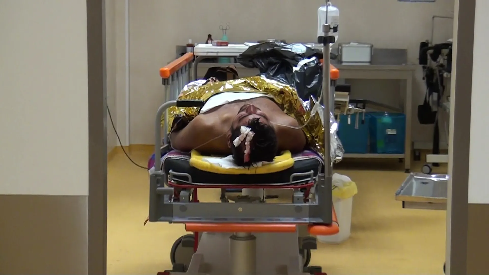 tanarul bătut a fost transportat la spital