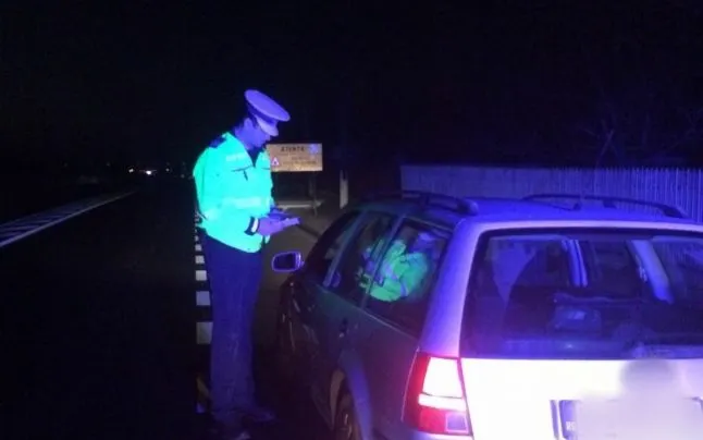 Adolescent de 16 ani din Iaslovăț, prins la volanul unui autoturism