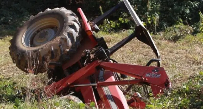 În stare gravă la spital după ce s-a răsturnat cu tractorul