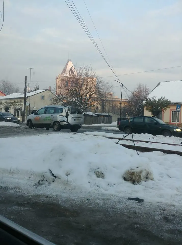 autoturism lovit de tren