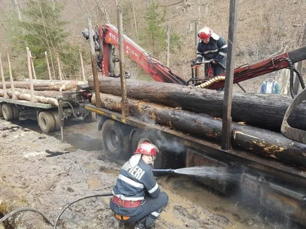 incendiu-camion-lemne