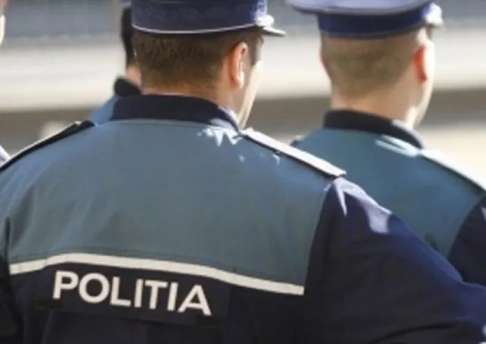 polițiști cu spatele