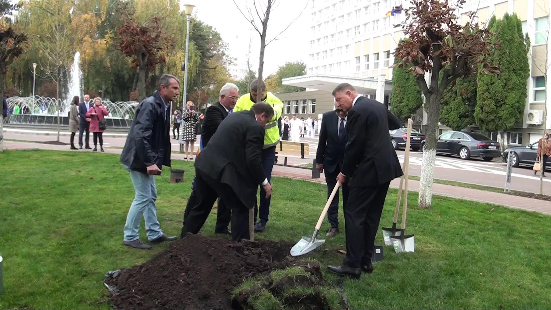 Klaus Iohannis plantare platan în curtea Spitalului Județean Suceava