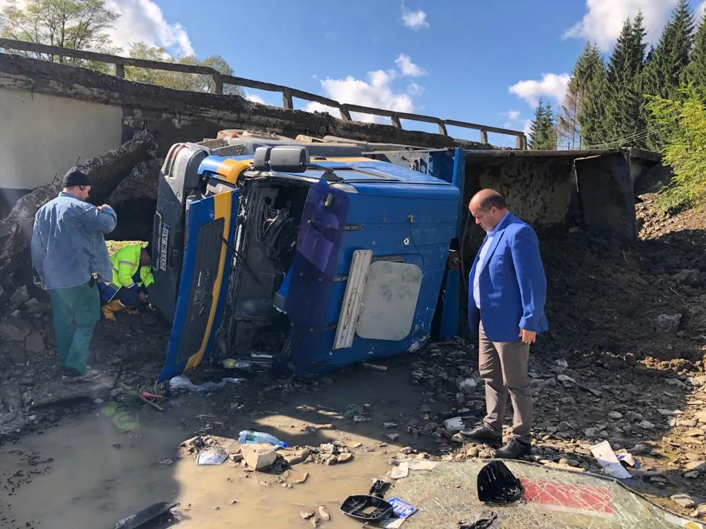 pod prăbușit Găinești, sursă foto newsbucovina.ro