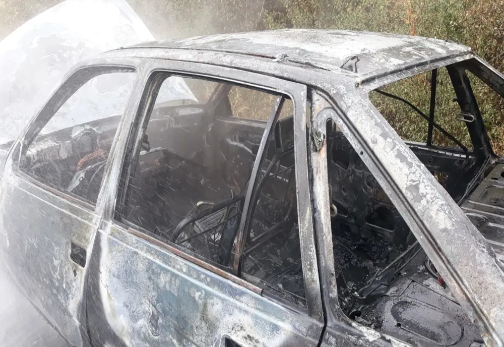 Un bărbat și-a incendiat din greșeală mașina în timp îi curăța interiorul