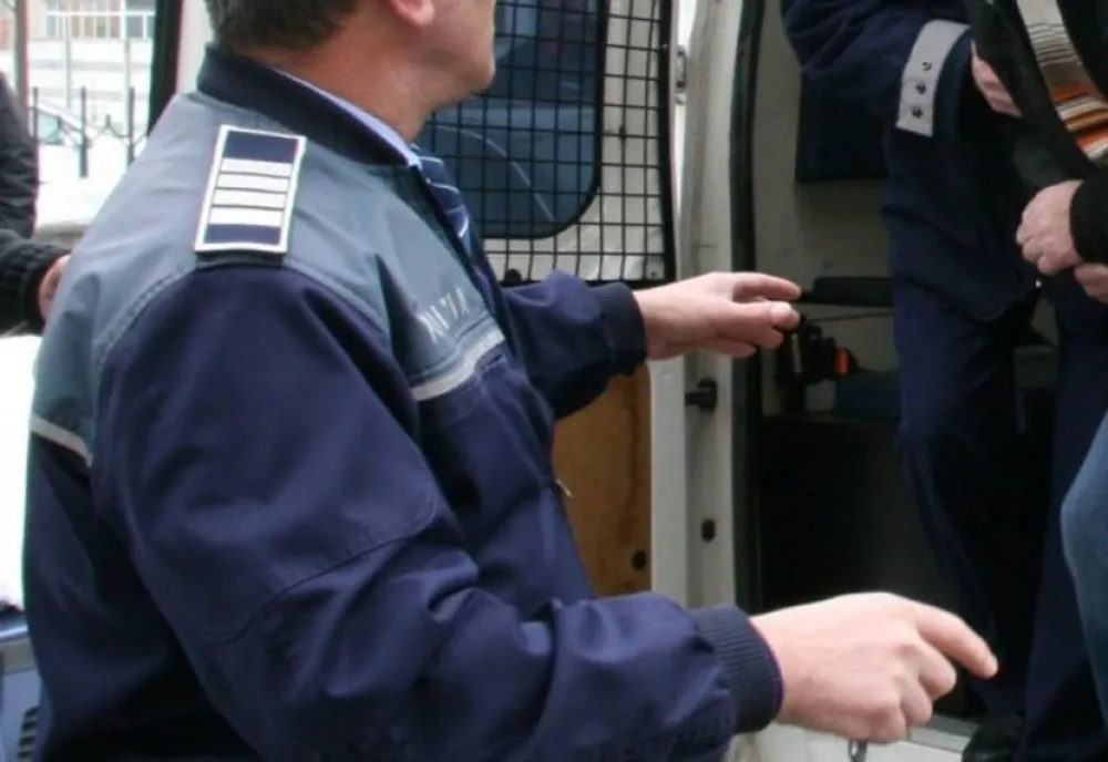 Un tânăr urmărit național a fost prins de polițiștii suceveni în timp ce se ascundea într-un pod, sub fân