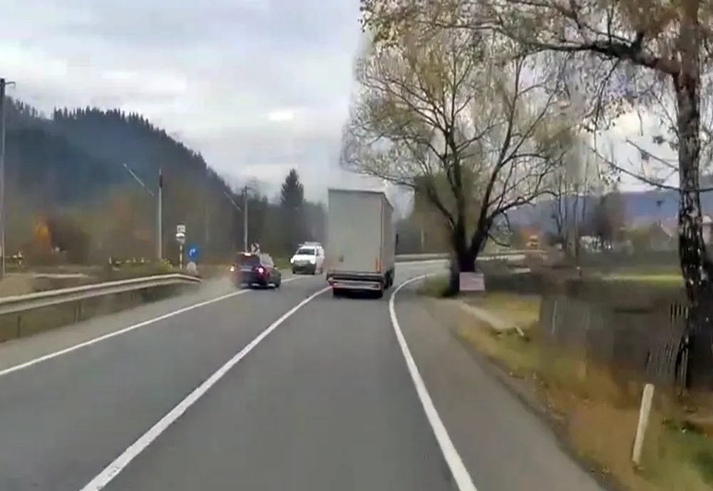 VIDEO Șoferul care a scandalizat toată țara cu o depășire criminală a rămas fără permis de conducere