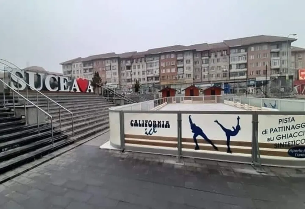 Patioarul sintetic din centrul municipiului Suceava se deschide de astăzi