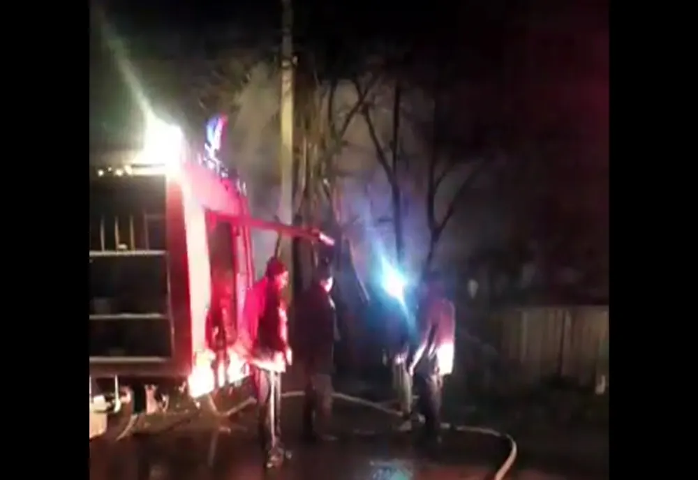 Incendiu la o gospodărie din localitatea Siminicea. Proprietarul a avut nevoie de îngrijiri medicale VIDEO