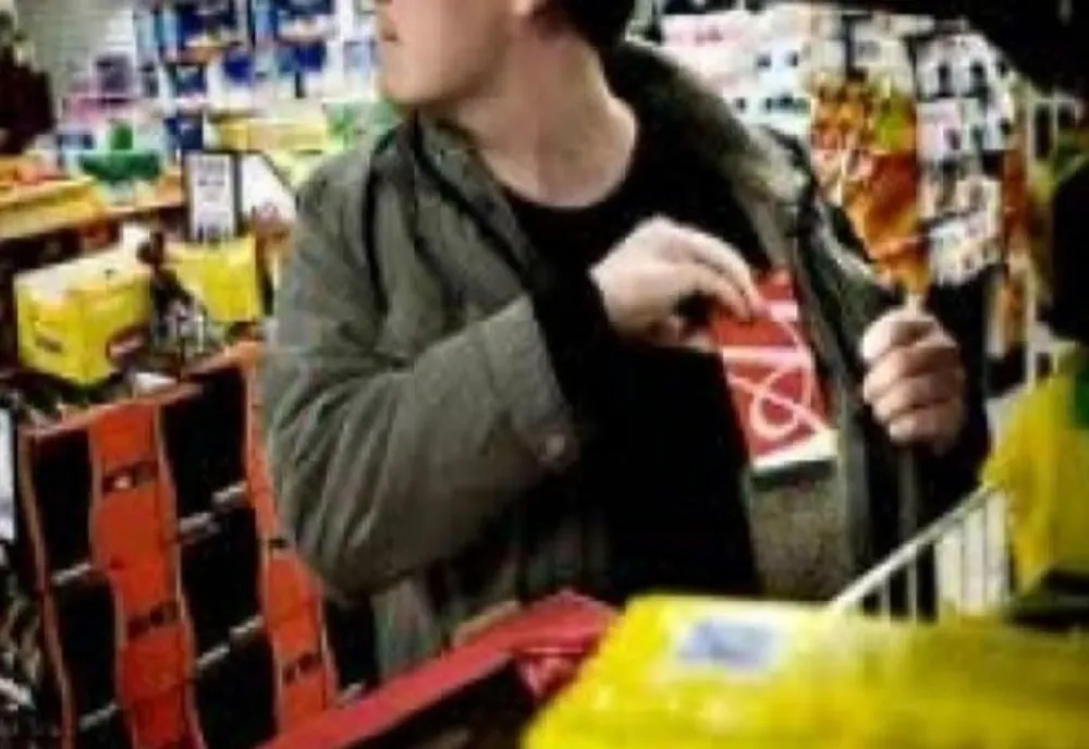 Doi tineri au furat două sticle două sticle cu băutură dintr-un supermarket din Vatra Dornei