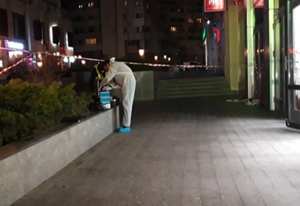 Individul care a intrat cu un cuțit într-o farmacie și le-a amenințat pe vânzătoare a fost internat la psihiatrie VIDEO 