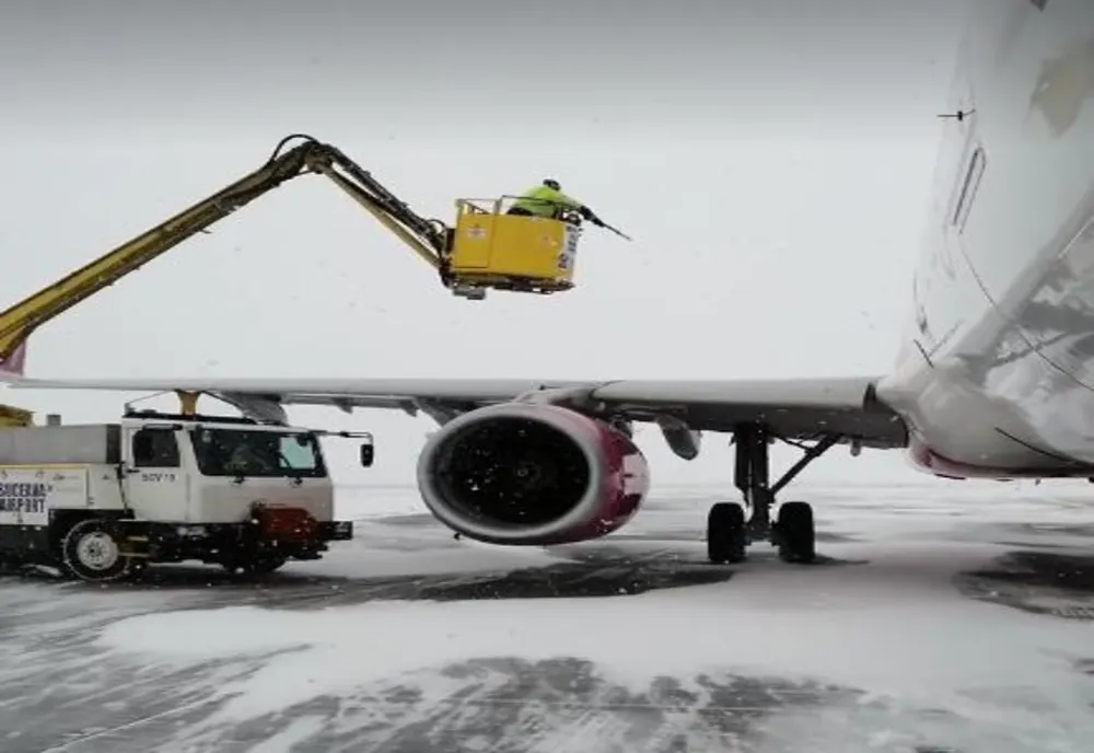 În ciuda viscolului, Aeroportul Suceavea este operațional VIDEO