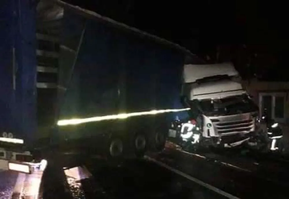 Un autotren a intrat  într-o casă, la Vama. Șoferul a fost grav rănit FOTO