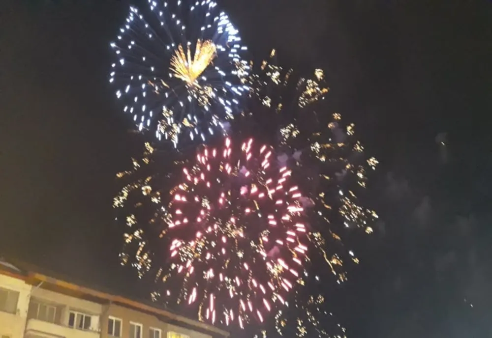 Mii de persoane și-au petrecut noaptea dintre ani la Revelionul în aer liber FOTO