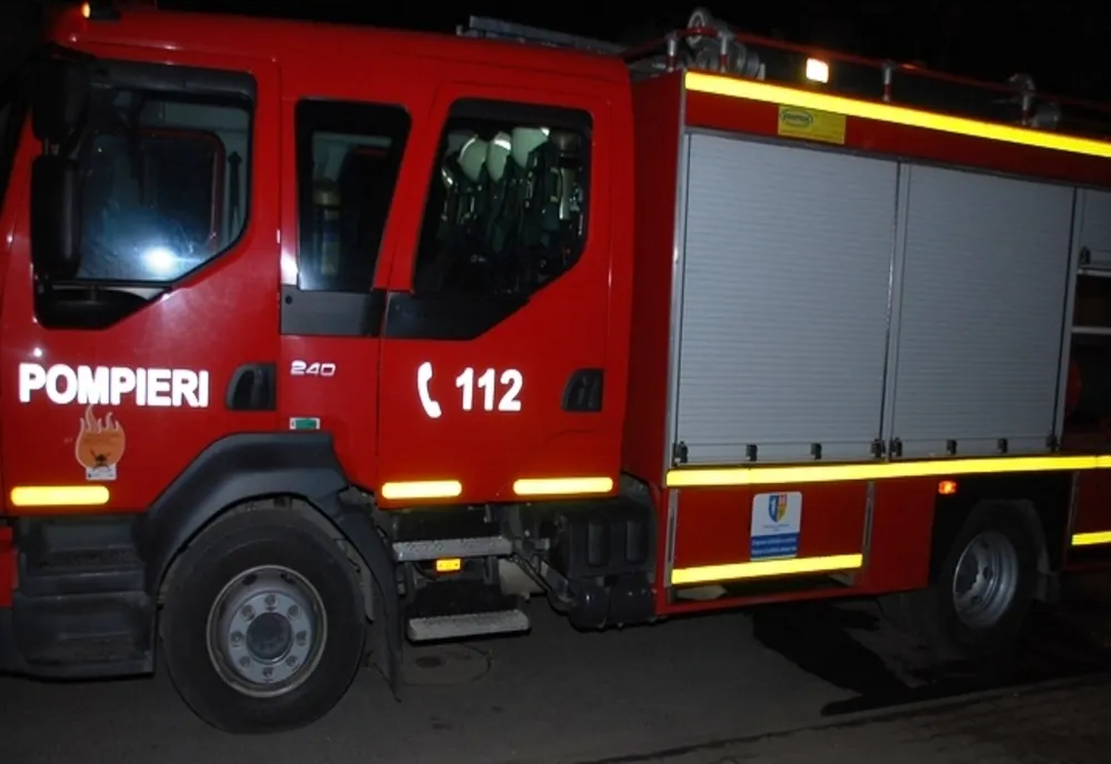 Un incendiu violent a cuprins două gospodării din Moldovița