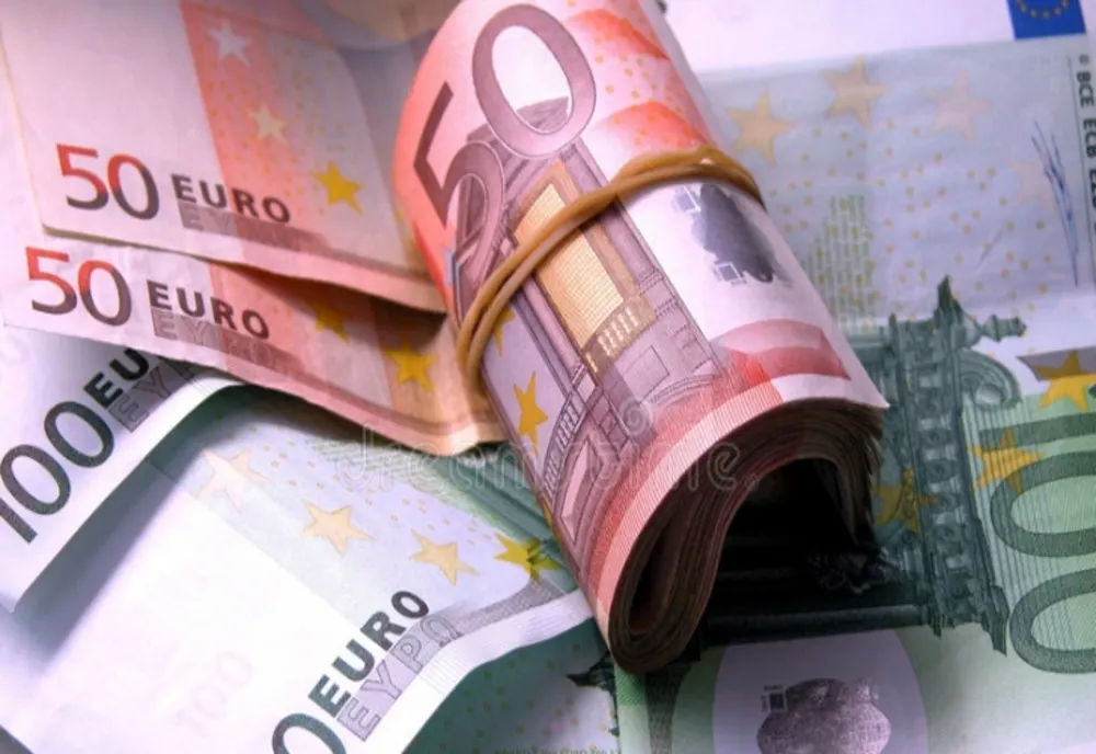Telenovelă la Suceava. Un bărbat a reclamat la poliție că soția lui și amantul acesteia i-au furat din casă aproape 2.000 de euro