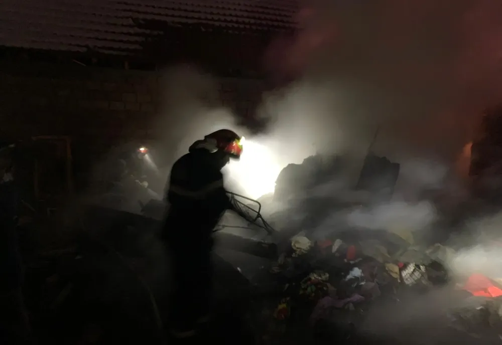 Un bărbat s-a intoxicat cu fum, după ce casa i-a fost cuprinsă de flăcări
