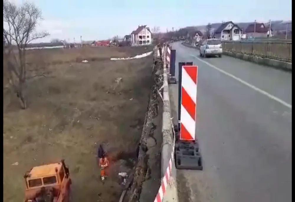 Restricții de viteză și gabarit pe podul de la Milișăuți, după ce o porțiune din trotuar s-a surpat VIDEO 
