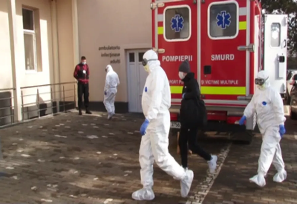 Un tânăr au ajuns direct din autospeciala poliției la spital. Le-a spus polițiștilor că se simte rău și că s-a întors recent din Italia VIDEO