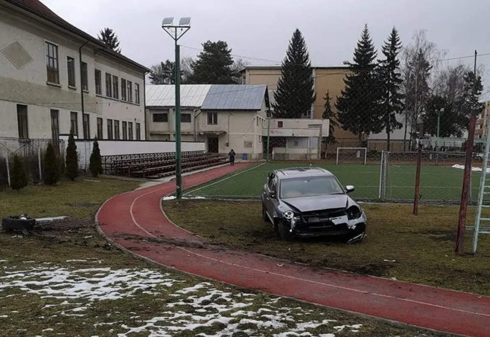 Un autoturism scăpat de sub control a ajuns pe terenul de sport al Colegiului "Eudoxiu Hurmuzachi" Rădăuți VIDEO