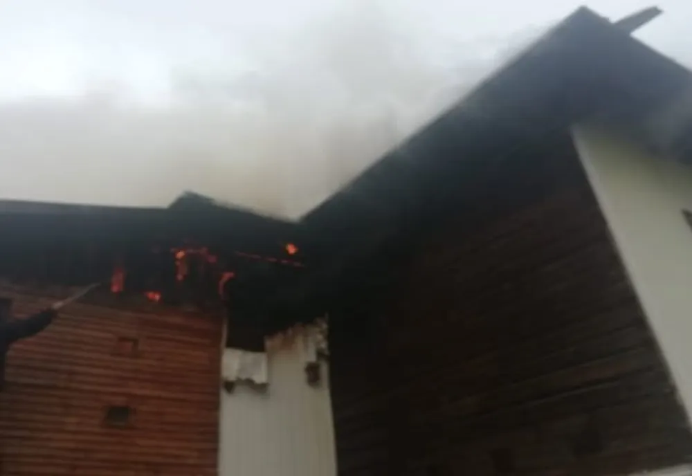 Incendiu la o casă din Gura Haitii. Proprietarul a avut nevoie de îngrijiri medicale FOTO 
