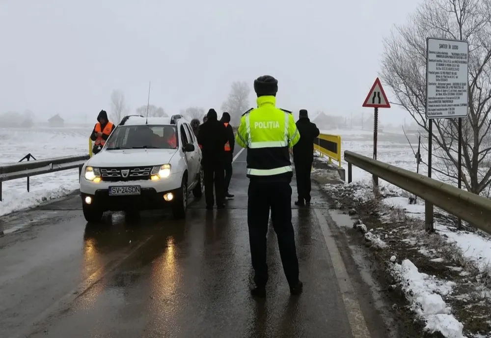 O parte din trotuarul podului de la Milișăuți s-a surpat cu tot cu balustradă