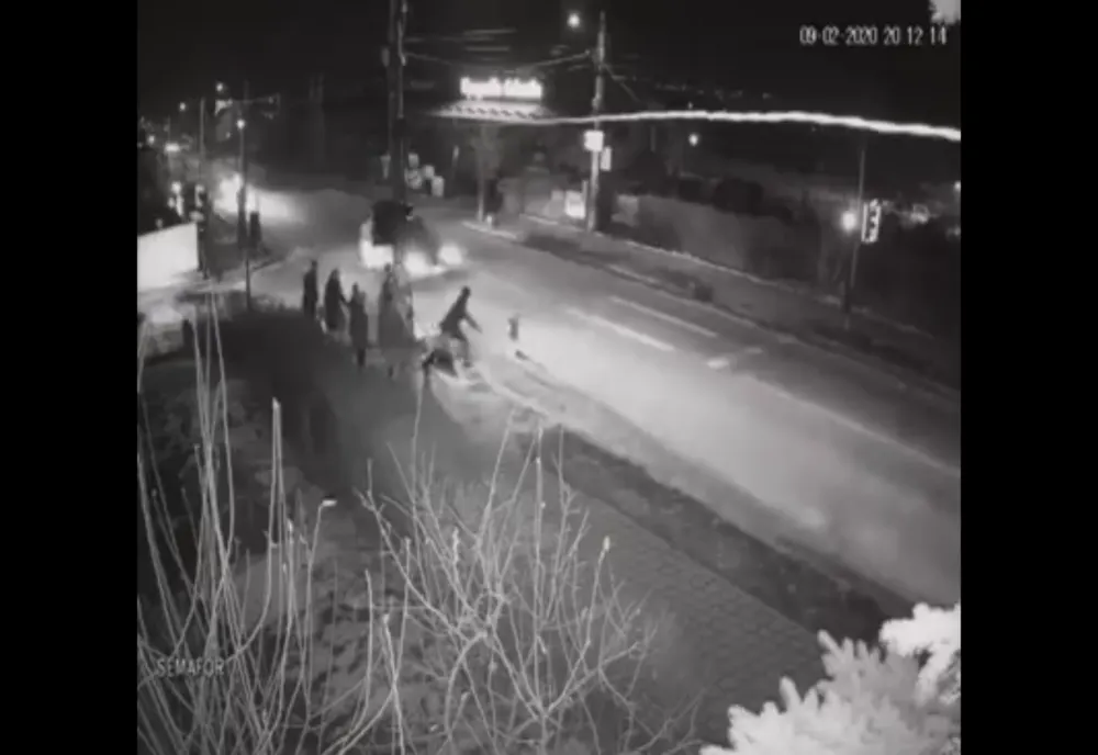 Un copil de aproape trei ani a ajuns în stare gravă la spital după ce a sărit în fața unei mașini VIDEO