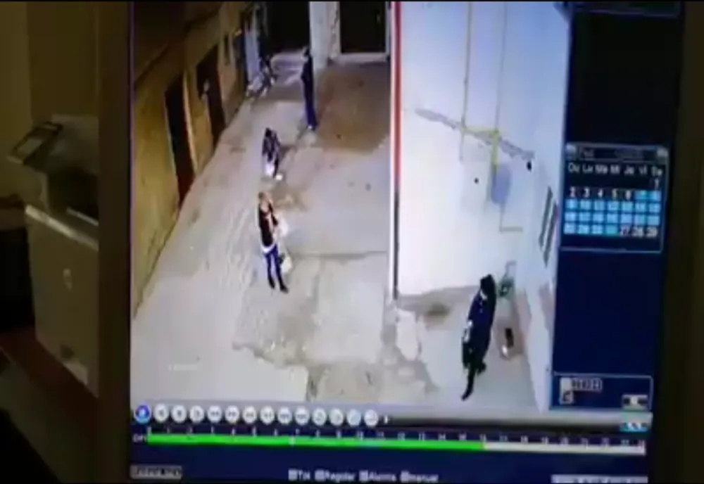 Președintele unei asociații de proprietari din Siret lovit cu poșeta de o datornică VIDEO