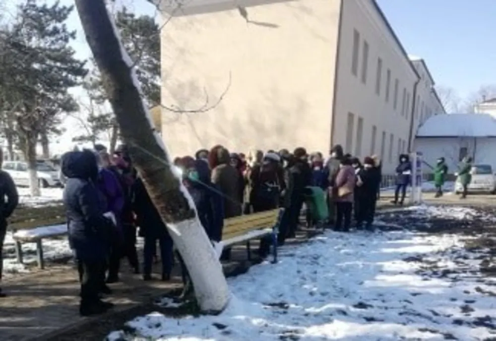 Cadre medicale de la Spitalul Județean Suceava ținute la coadă pentru a fi testate de coronavirus VIDEO 