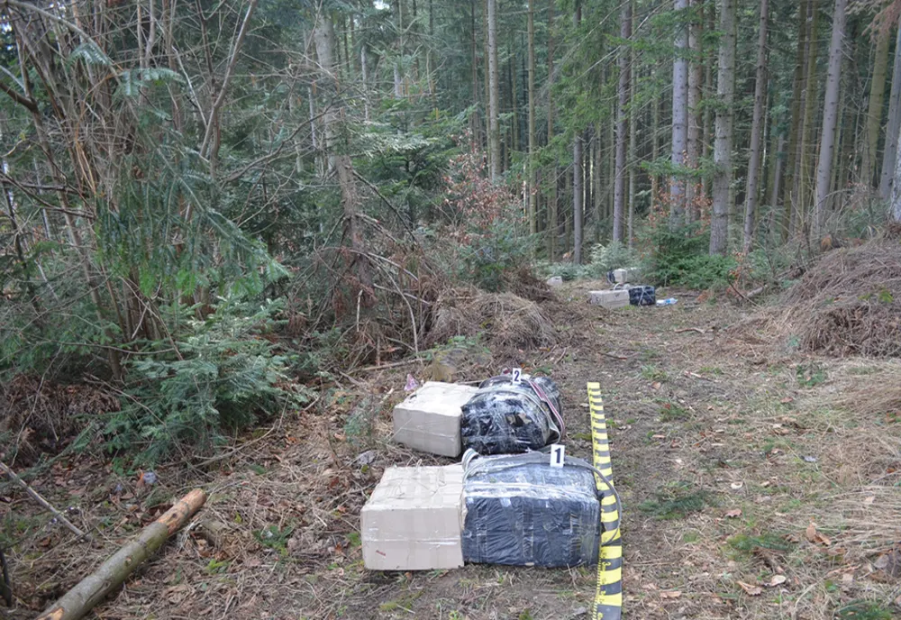 Țigări de contrabandă abandonate, după ce polițiștii de frontieră au tras șase focuri de armă FOTO