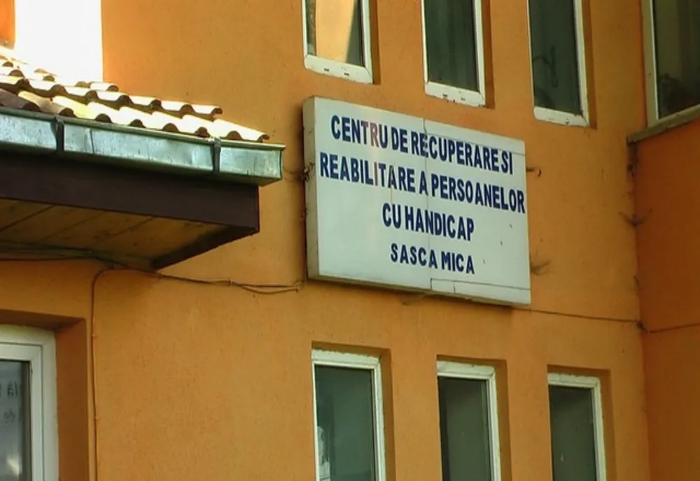 Se caută voluntari pentru îngrijirea celor 242 de beneficiari ai centrului de la Sasca Mică infectați cu coronavirus