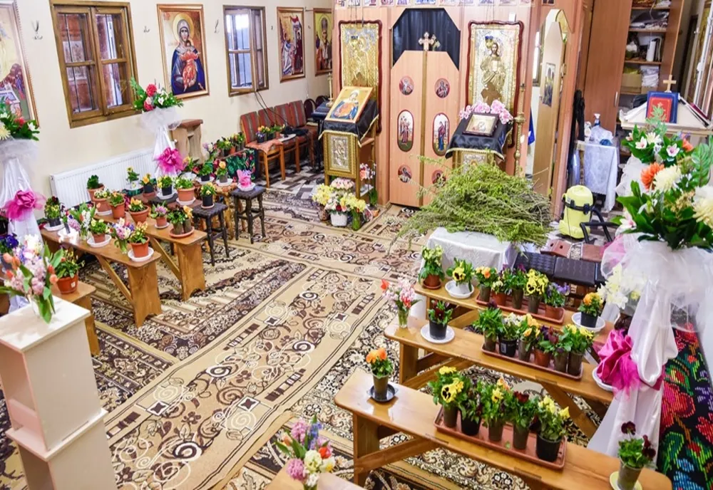 Imagini impresionante într-o biserică din Dumbrăveni. Ghivece cu flori în locul enoriașilor care nu pot participa la slujbe FOTO