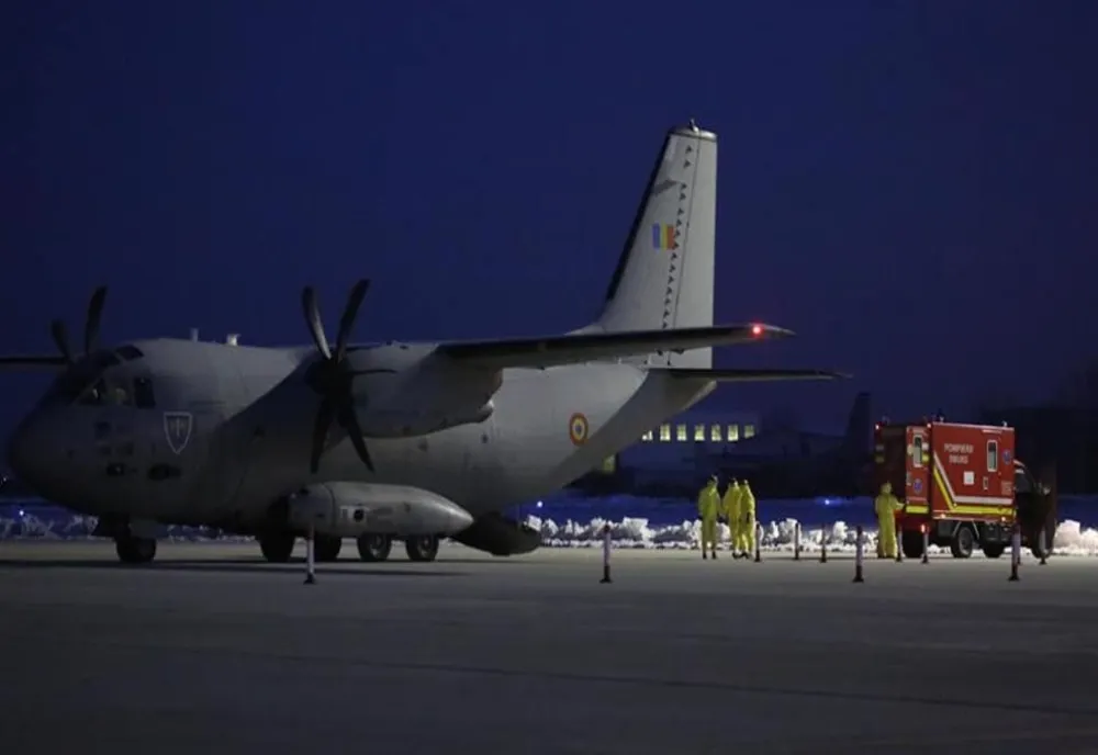 Un pacient în stare gravă, infectat cu coronavirus, transferat de o aeronavă militară de la Suceava la București