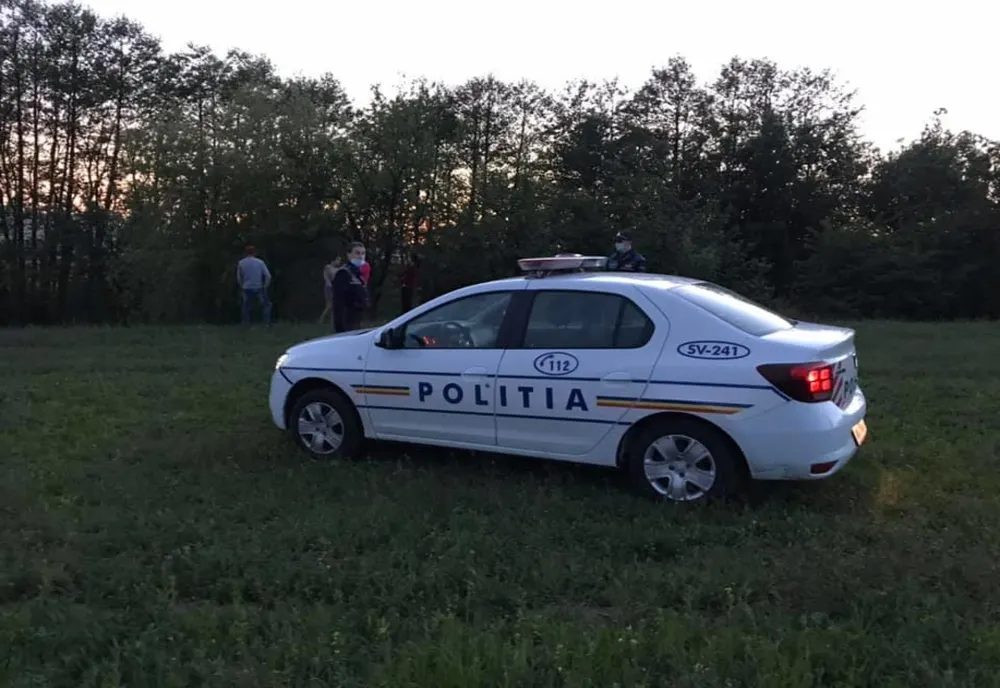 Doi câini legați găsiți înecați într-un iaz din Pătrăuți 