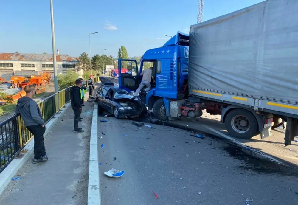 Coliziune între un autoturism și un TIR pe pasarela Ițcani FOTO 