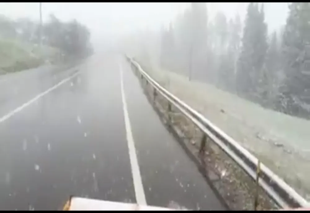 Ninsoare în Pasul Tihuța, în luna mai VIDEO