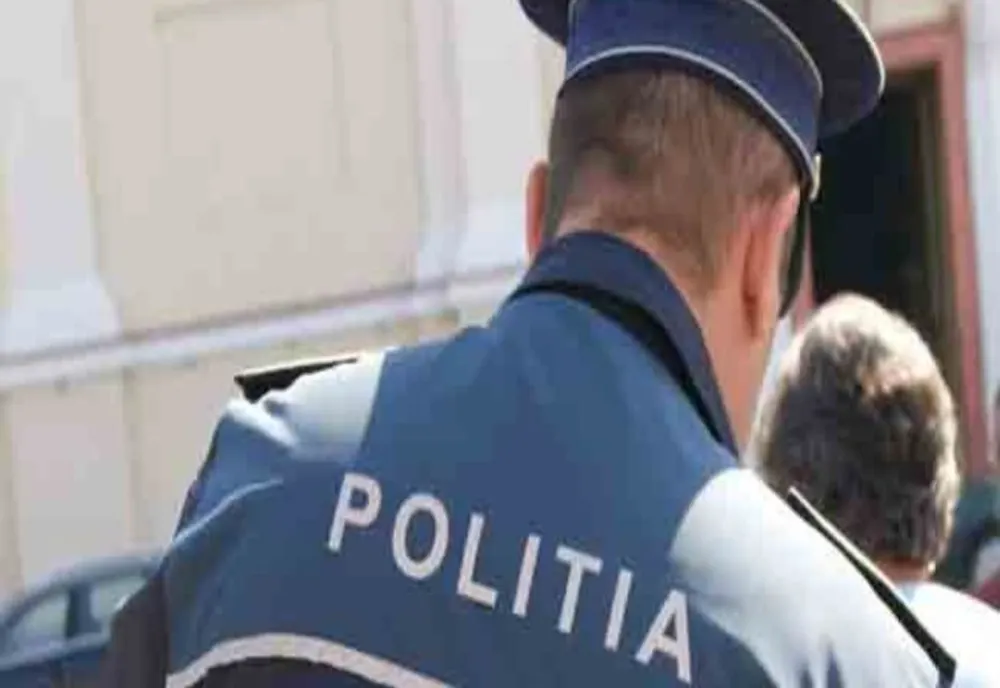 Un bărbat de 65 de ani a murit după ce a căzut din cireș