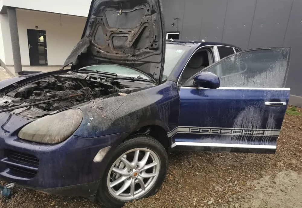 Un autoturism a luat foc în curtea unei gospodării din Bosanci FOTO