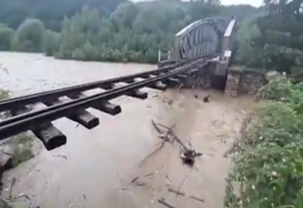 Pod feroviar luat de ape la Brodina VIDEO 
